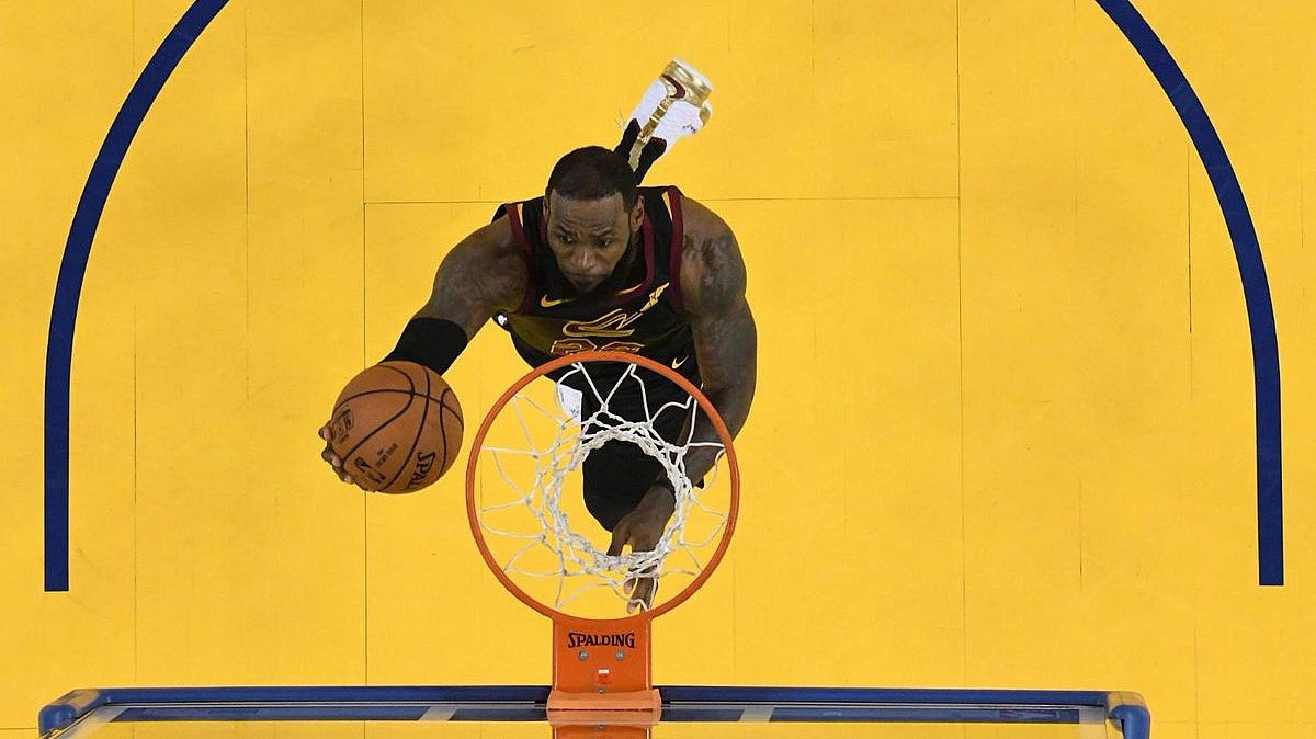 Warriors phải làm gì để ngăn cản LeBron James?