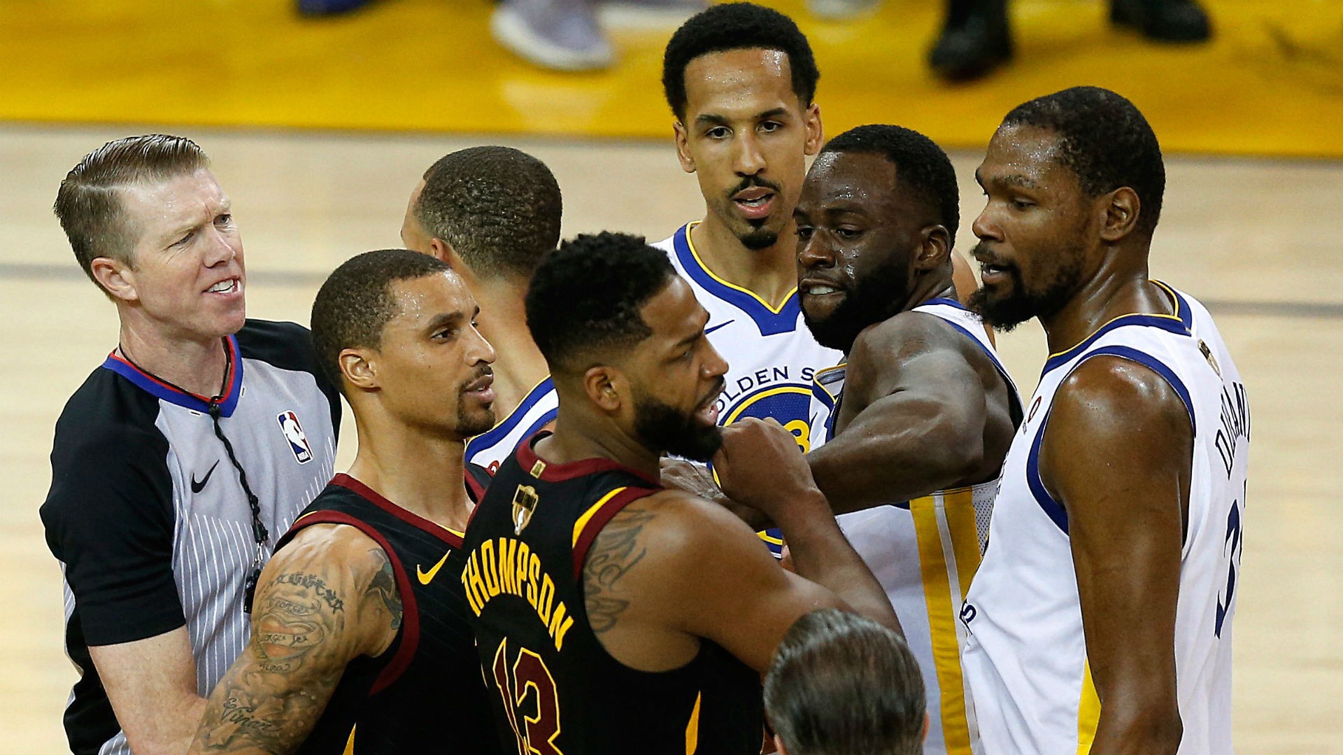 Tristan Thompson hẹn gặp nhau ngoài đường và Draymond Green đáp trả