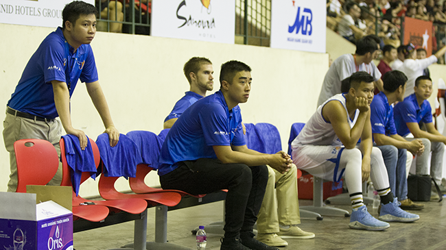 Chấn thương tại Hanoi Buffaloes: Chika khóc,  Stefan cười