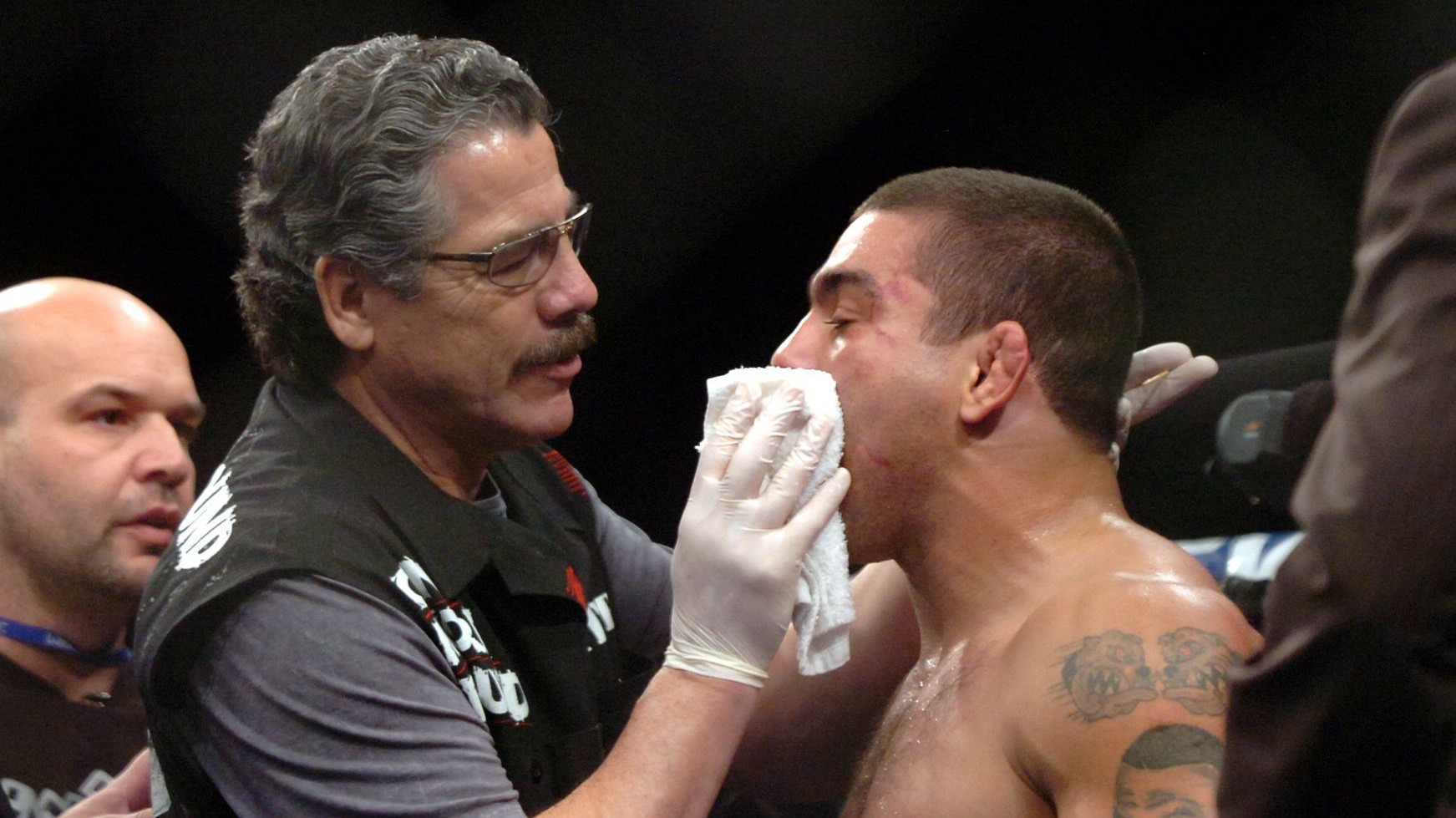 Bác sĩ sàn đấu - Những anh hùng thầm lặng trên đấu trường MMA