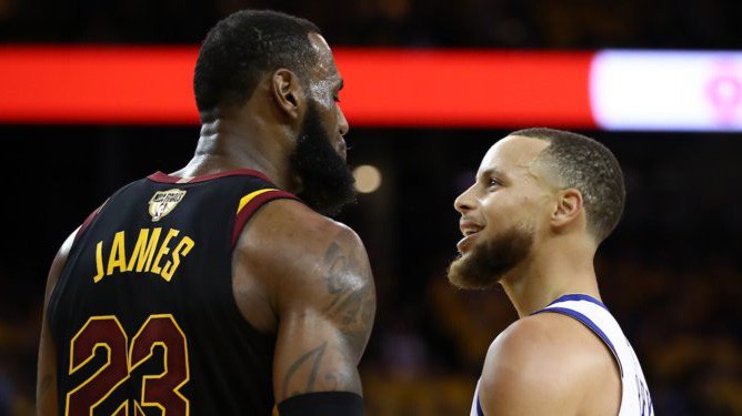 Cuối game 1 NBA Final, LeBron James và Stephen Curry đã thật sự nói với nhau những gì?