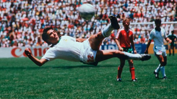 Video 50 bàn đẹp nhất lịch sử World Cup: Siêu phẩm "vô lê trên không" của Negrete