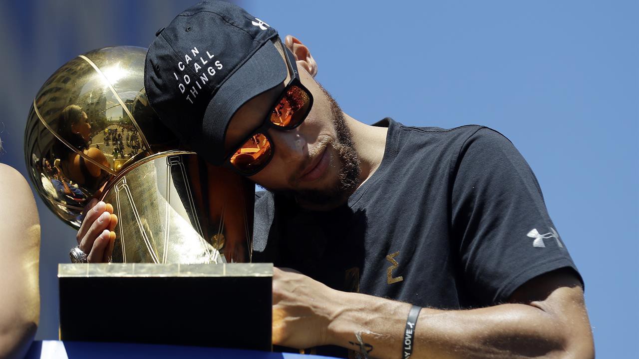 Chiếc cúp NBA danh giá thật ra trị giá bao nhiêu?
