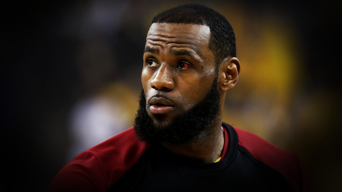 LeBron vẫn kiên cường thi đấu khi "chấp 1 mắt" ở Game 2