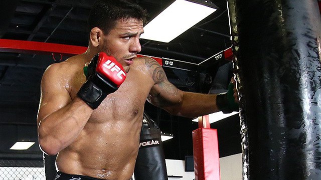 Áp lực "phải giết Colby Covington" sẽ không thành gánh nặng cho Rafael dos Anjos?
