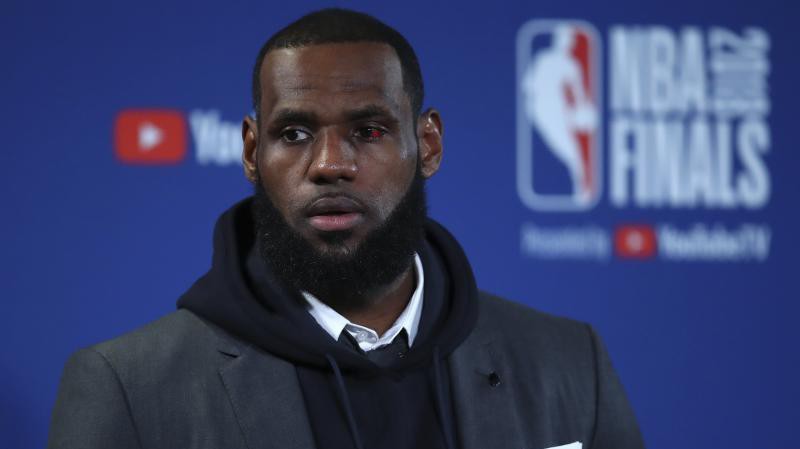 Khi việc "gánh" đội không còn là niềm vui của LeBron James...