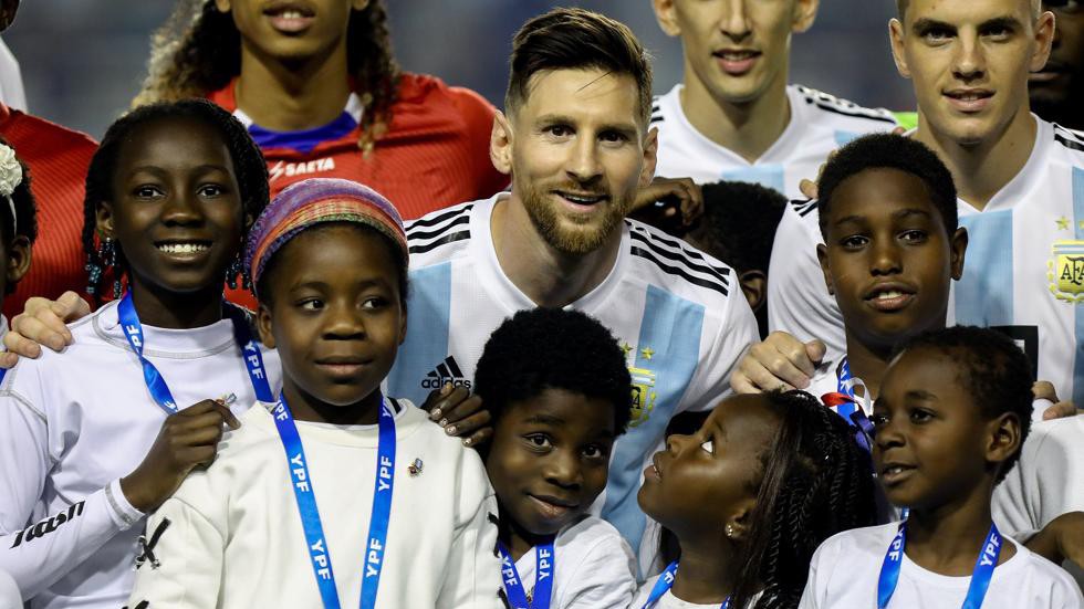 Mỗi bàn thắng của Messi và Neymar tại World Cup đáng giá… 10.000 bữa ăn