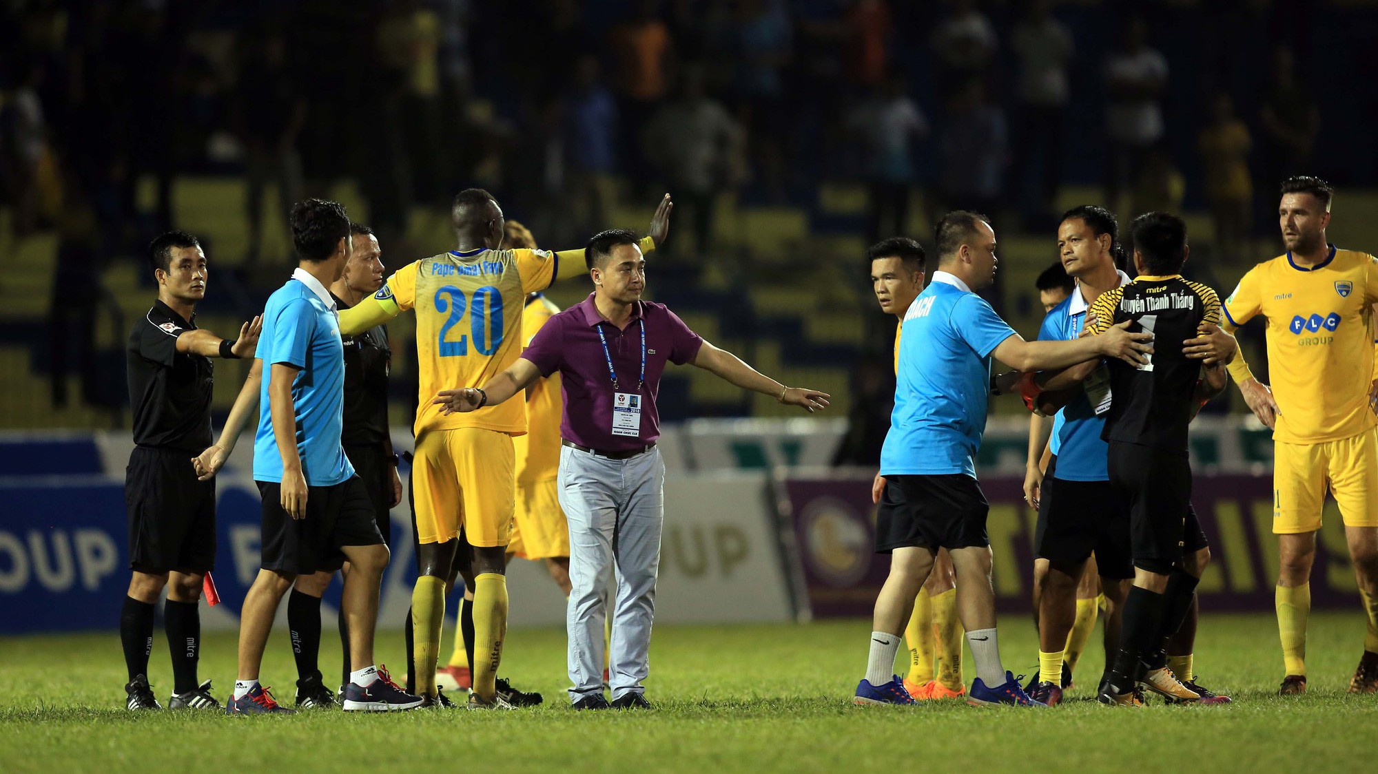 FLC Thanh Hóa bất ổn sẽ tác động đến cuộc đua vô địch V.League 2018 ra sao?