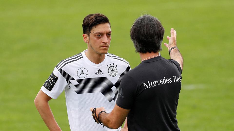Tuyển Đức lo lắng vì Mesut Ozil chấn thương chưa chắc đá từ đầu World Cup