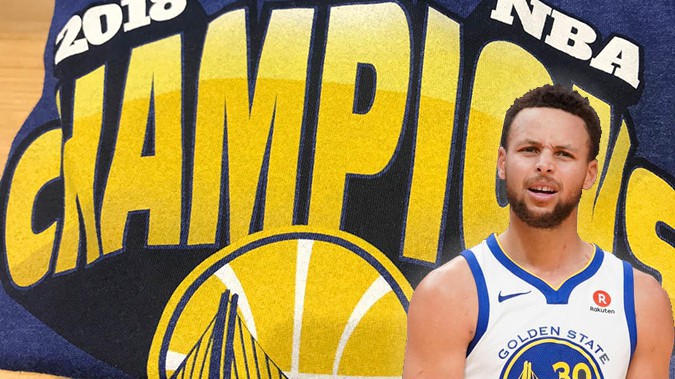 Chưa đăng quang nhưng sớm ăn mừng, áo Golden State Warriors vô địch đã được bán đầy tại sân bay