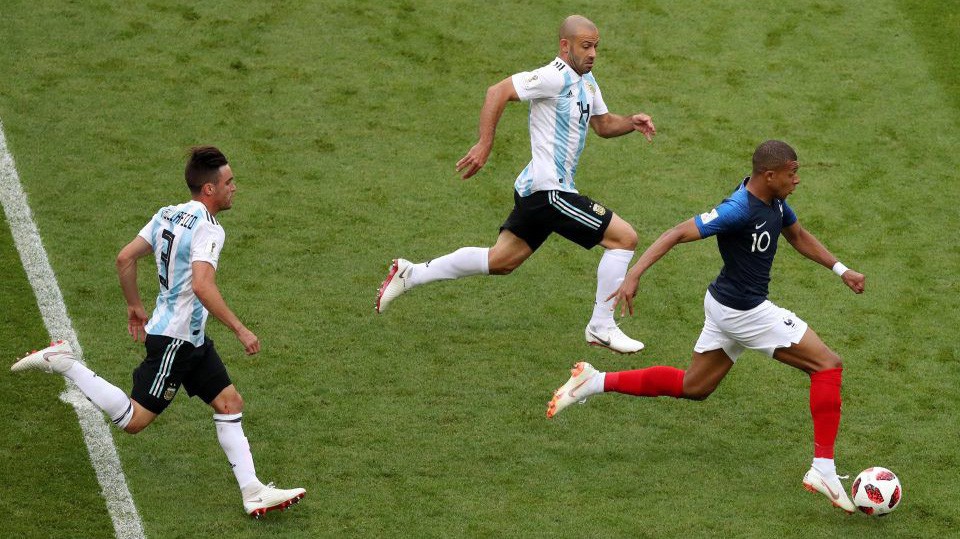 Mbappe chạy với tốc độ bao nhiêu km/h khi xé nát hàng thủ Argentina giống Michael Owen ở World Cup 1998?