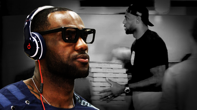 "Đại gia" LeBron James vừa ký xong hợp đồng, người dân Los Angeles được ăn pizza miễn phí