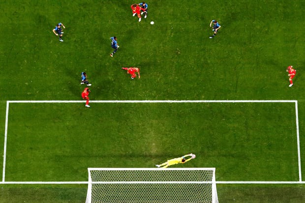 Hugo Lloris đưa Pháp vào chung kết World Cup với pha cứu thua đẹp nhất giải? - Ảnh 2. Hugo Lloris đưa Pháp vào chung kết World Cup với pha cứu thua đẹp nhất giải? - Ảnh 2.