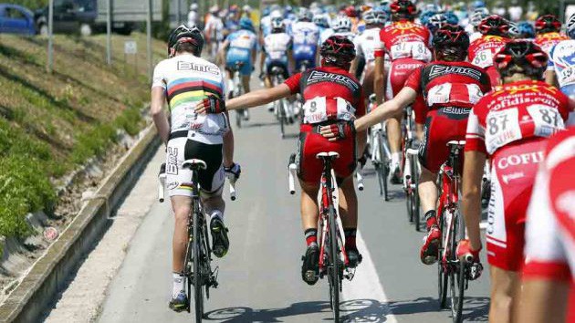 Tour de France 2018: Mark Cavendish thản nhiên "tè" trước ống kính truyền hình