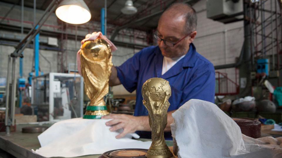 Tìm hiểu cách chế tác bản sao Cúp vàng dành cho nhà vô địch World Cup