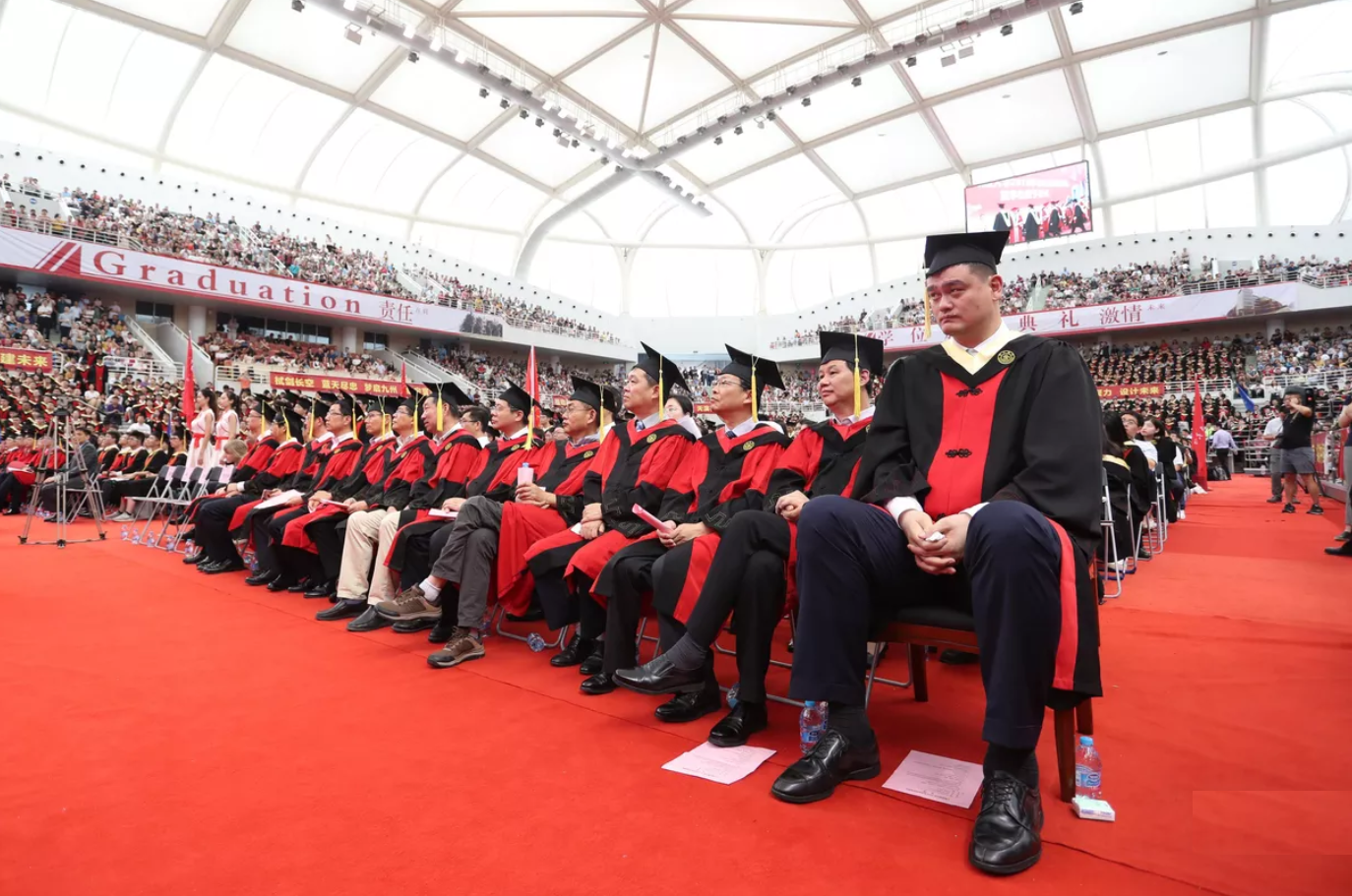 Huyền thoại bóng rổ Trung Quốc tốt nghiệp đại học ở tuổi 38 - Ảnh 1.