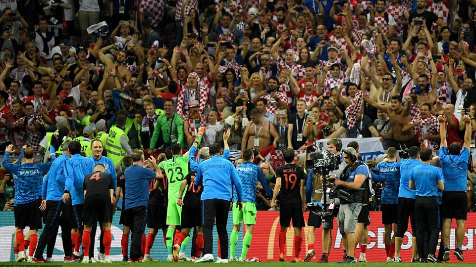 Video: Những khoảnh khắc cảm xúc đối lập của CĐV Croatia và Anh gây sốt cộng đồng mạng