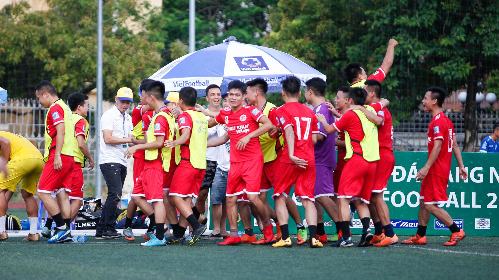 Bất ngờ từ FC Triều Khúc: Khỏe hơn nhờ "bia hơi và tóp mỡ"