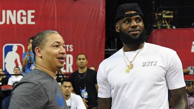 LeBron James và Tyronn Lue như chưa hề có cuộc chia ly