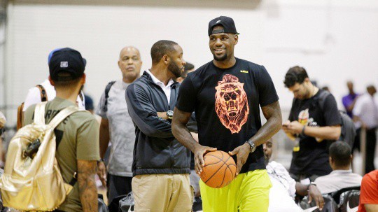 LeBron James diện quần Lakers, tới Las Vegas như một vị vua