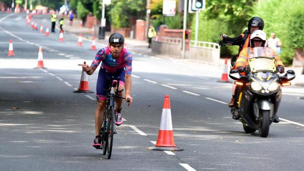 "Người thép" bức xúc vì đạp xe thiếu đường ở Ironman UK