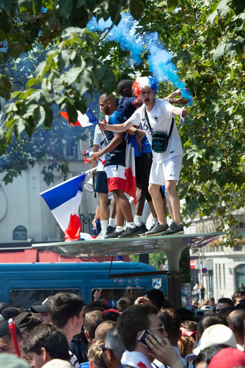 Chùm ảnh: CĐV Pháp ăn mừng chức vô địch World Cup lần thứ 2 trong lịch sử - Ảnh 9. Chùm ảnh: CĐV Pháp ăn mừng chức vô địch World Cup lần thứ 2 trong lịch sử - Ảnh 9.