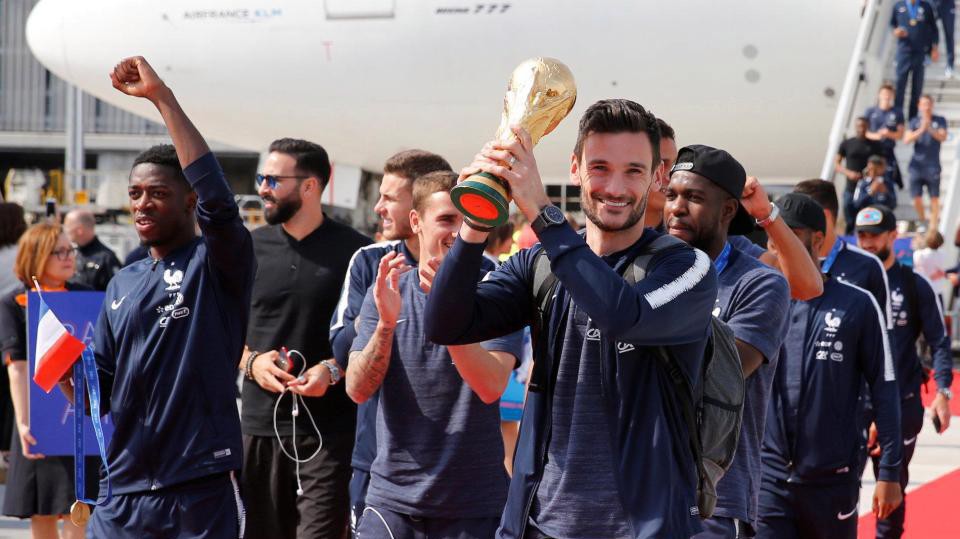 Chùm ảnh: ĐT Pháp mang cúp vàng World Cup trở về, bắt đầu buổi lễ ăn mừng lịch sử