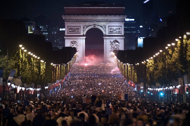 Chùm ảnh: CĐV Pháp ăn mừng chức vô địch World Cup lần thứ 2 trong lịch sử - Ảnh 2. Chùm ảnh: CĐV Pháp ăn mừng chức vô địch World Cup lần thứ 2 trong lịch sử - Ảnh 2.