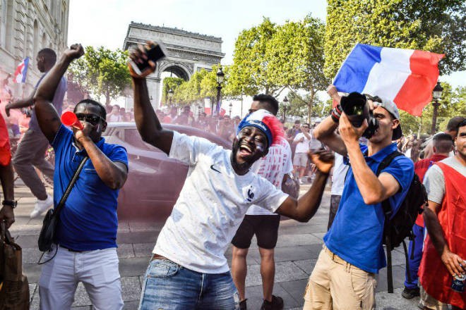 Chùm ảnh: CĐV Pháp ăn mừng chức vô địch World Cup lần thứ 2 trong lịch sử - Ảnh 4. Chùm ảnh: CĐV Pháp ăn mừng chức vô địch World Cup lần thứ 2 trong lịch sử - Ảnh 4.