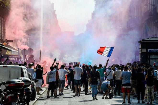Chùm ảnh: CĐV Pháp ăn mừng chức vô địch World Cup lần thứ 2 trong lịch sử - Ảnh 5. Chùm ảnh: CĐV Pháp ăn mừng chức vô địch World Cup lần thứ 2 trong lịch sử - Ảnh 5.