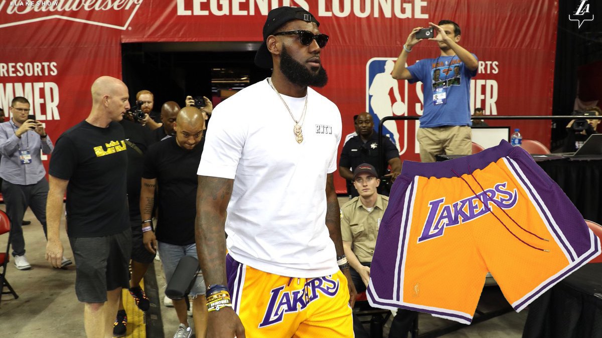 Soi chiếc quần Lakers nóng nhất mùa hè của LeBron James mặc dự khán tại Summer League vừa qua
