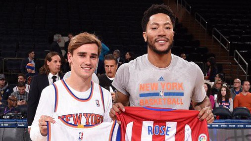 Antoine Griezmann giựt mic của Paul Pogba để động viên Derrick Rose