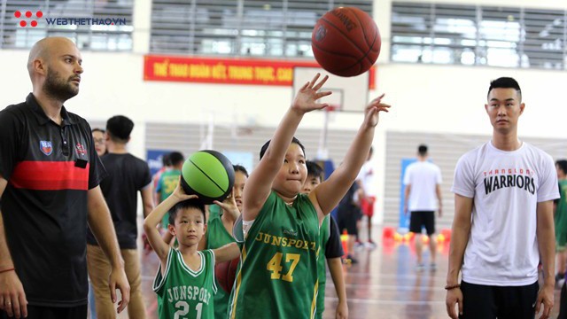 Thang Long Warriors gây ấn tượng mạnh với các em nhỏ Junsport trong buổi School Visit