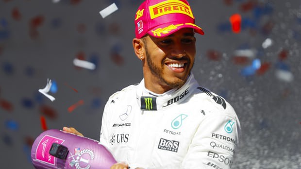 Lewis Hamilton gia hạn hợp đồng với Mercedes và nhận lương kỷ lục
