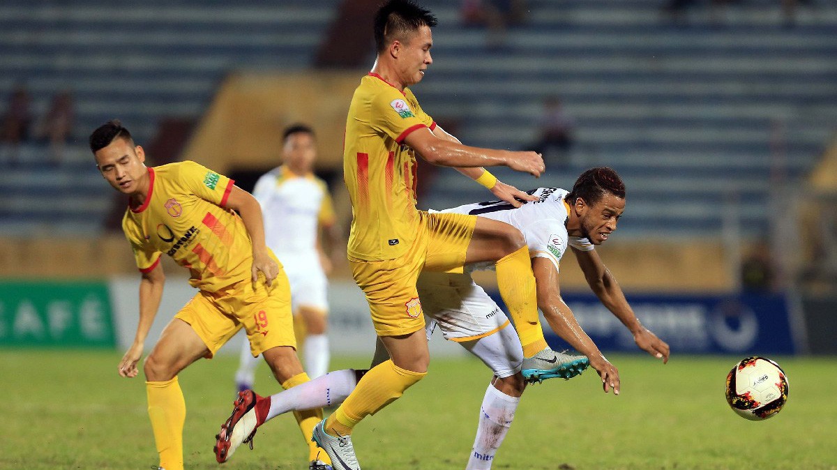 Tân binh U23 Việt Nam Hoàng Minh Tuấn: Trái bóng, kẻ thù và hình bóng mẹ già