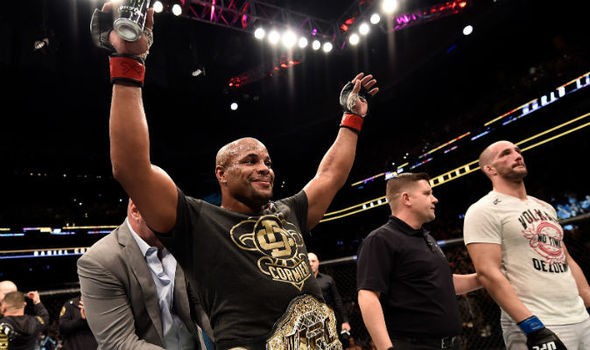 Daniel Cormier: Tôi từ bỏ đai chứ không hề bị tước bỏ đai! - Ảnh 2.
