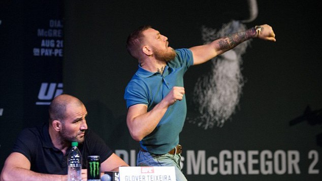Trong khi hầu tòa tấn công xe bus, Conor McGregor lỡ một phiên tòa khác