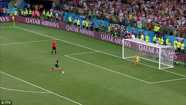 Các thủ môn ăn gian ở những pha đẩy thành công 11m liên tiếp tại World Cup 2018? - Ảnh 1. Các thủ môn ăn gian ở những pha đẩy thành công 11m liên tiếp tại World Cup 2018? - Ảnh 1.