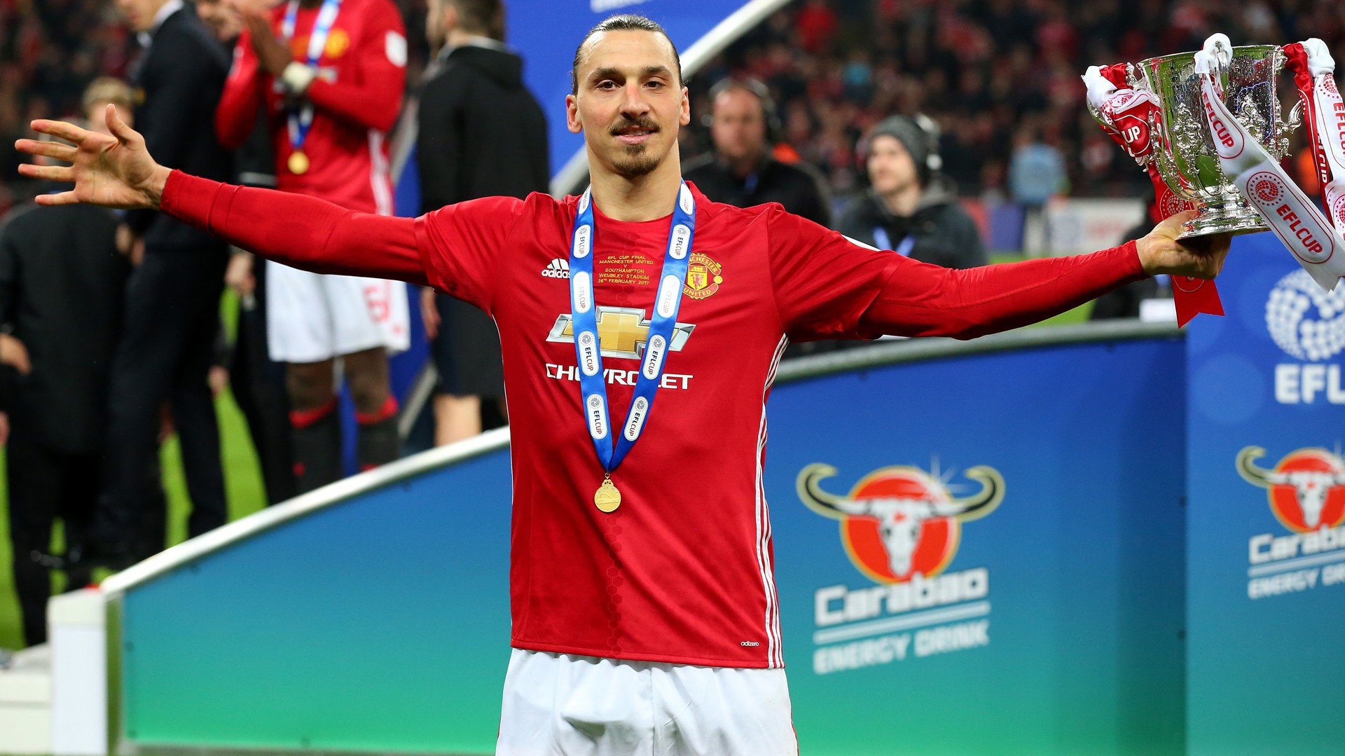 Ibrahimovic tiết lộ sốc về việc thi đấu... miễn phí không nhận lương ở Man Utd