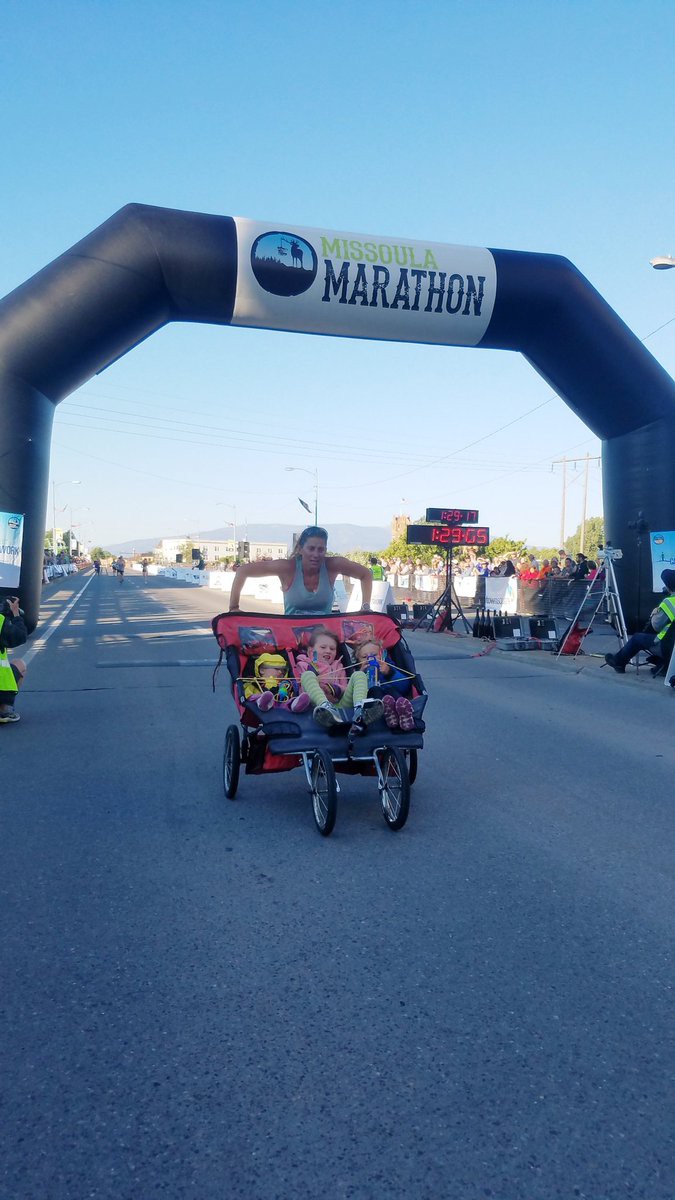 Super mom 8X lập KLTG chạy half marathon đẩy xe nôi 3 người - Ảnh 1. Super mom 8X lập KLTG chạy half marathon đẩy xe nôi 3 người - Ảnh 1.