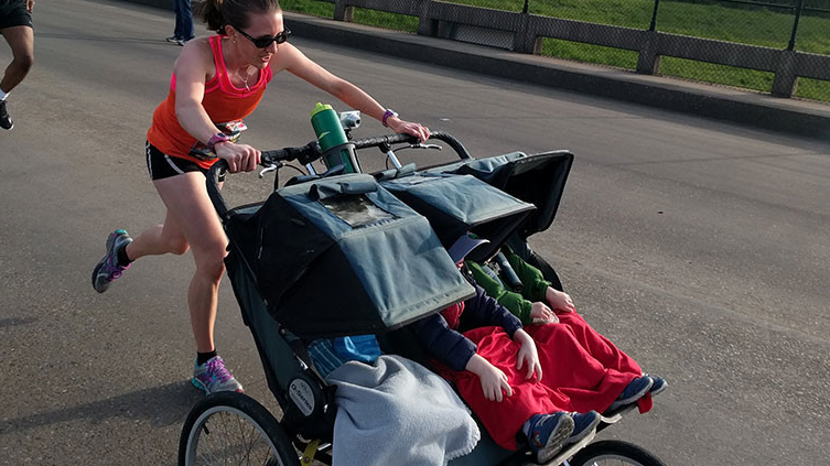"Super mom" 8X lập KLTG chạy half marathon đẩy xe nôi 3 người