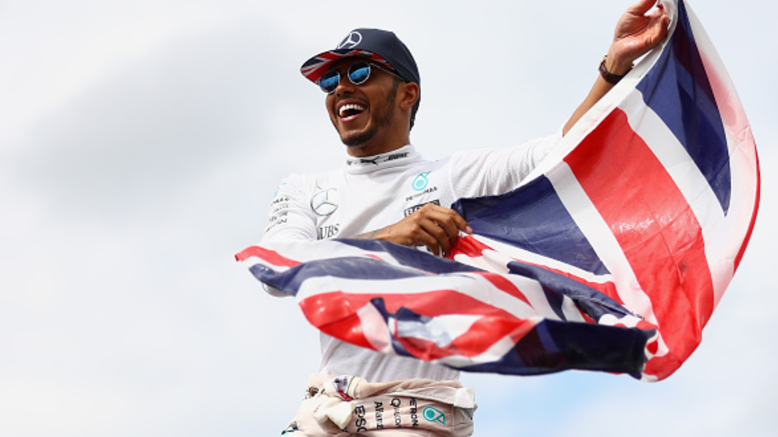 Sau bản HĐ khủng với Mercedes, nhìn lại sự nghiệp Lewis Hamilton qua những con số khó tin