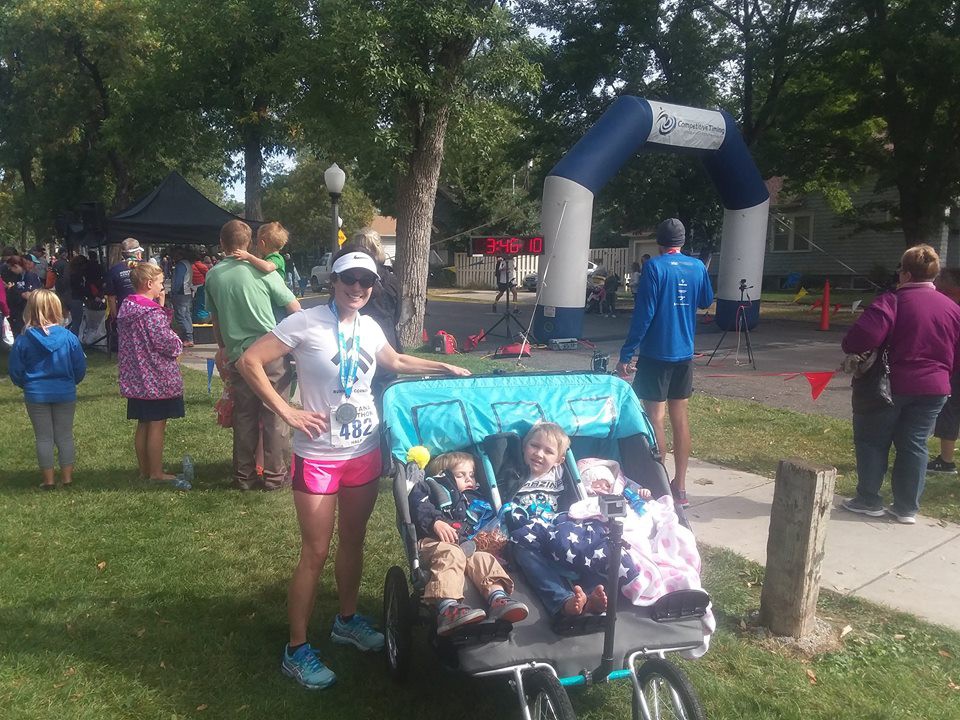 Super mom 8X lập KLTG chạy half marathon đẩy xe nôi 3 người - Ảnh 2. Super mom 8X lập KLTG chạy half marathon đẩy xe nôi 3 người - Ảnh 2.