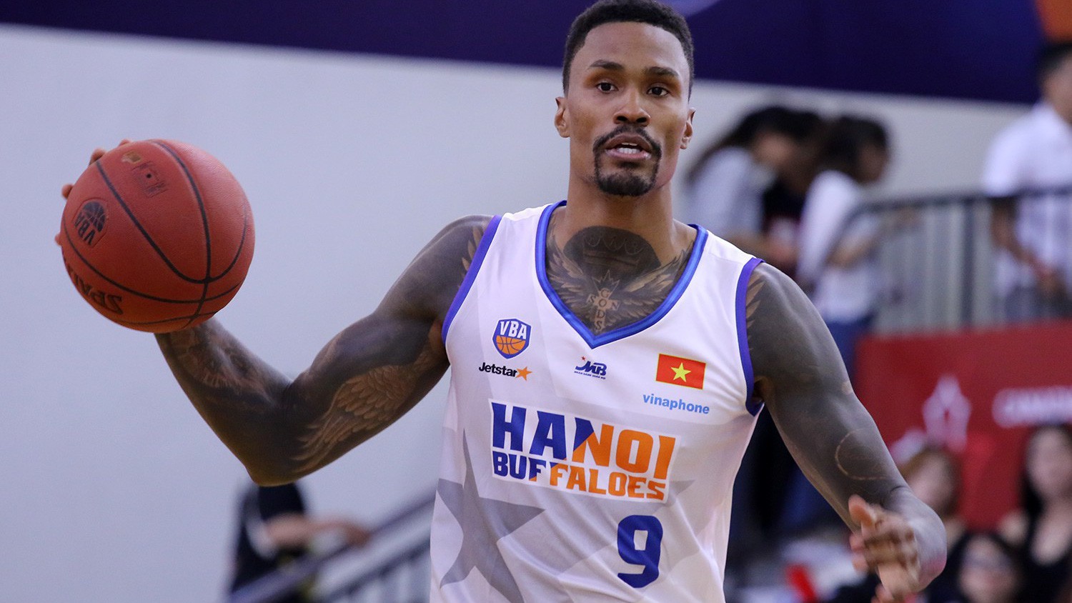 Những pha úp rổ xuất thần của Mike Bell giúp Hanoi Buffaloes đánh bại Saigon Heat