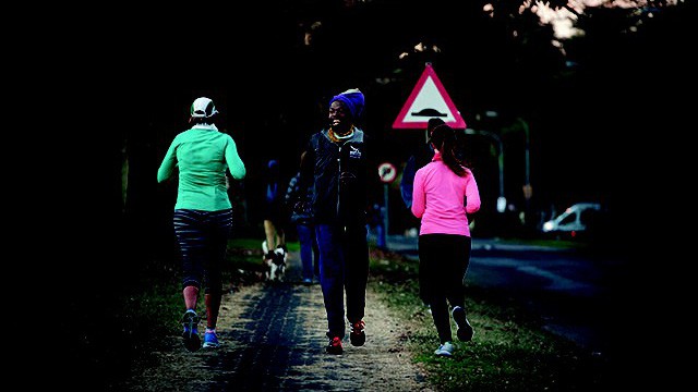 Độc Lạ: Chạy lùi ultra marathon 90km vì mục đích...không giống ai