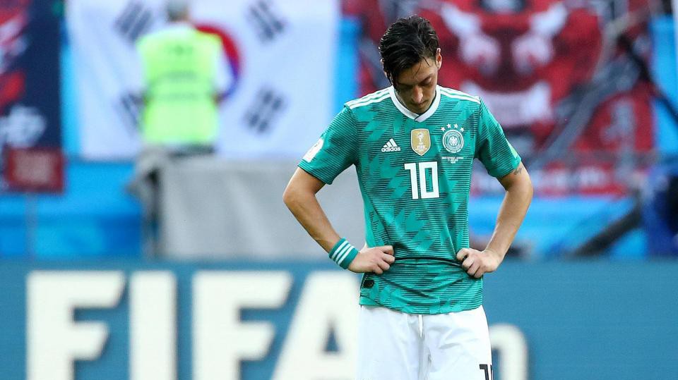 Mesut Ozil từ giã sự nghiệp quốc tế vì bị phân biệt chủng tộc