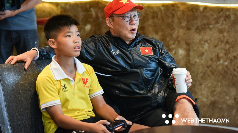 Video: HLV Park Hang Seo chơi FIFA 18 thua học viên nhí lò PVF