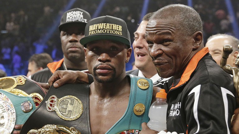 Già mà vẫn dai, Mayweather cha "tặng" cho huyền thoại Boxing... cô em gái 1 tuổi