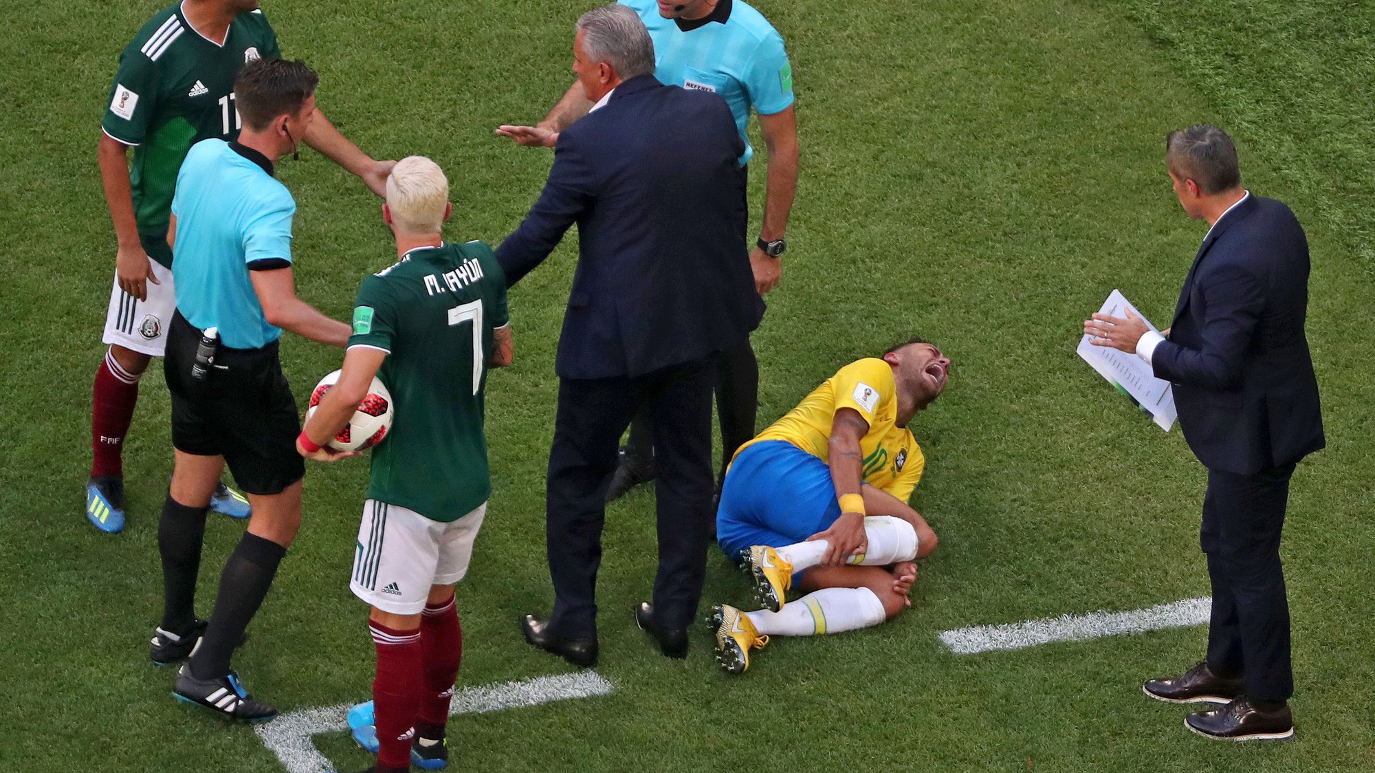 Top 10 pha ăn vạ, "đóng kịch" gây tranh cãi  hơn cả sự vụ của Neymar trước Mexico