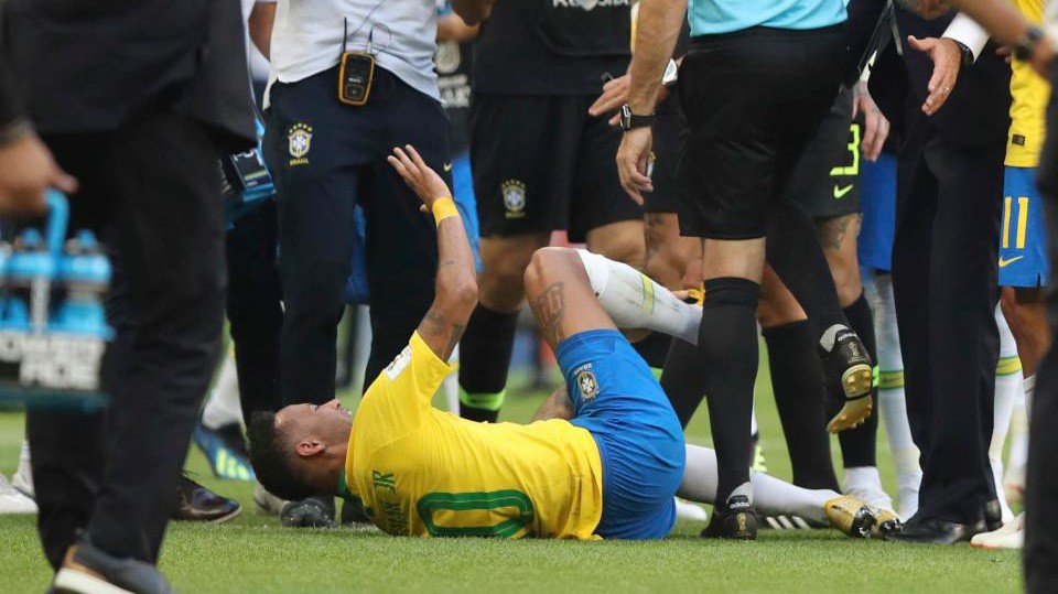 "Diễn viên" đại tài Neymar lại bị chỉ trích vì "ăn vạ" lộ liễu